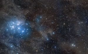 Descubre el reino de las estrellas (miniatura de estrellas con las Pléyades a la izquierda)