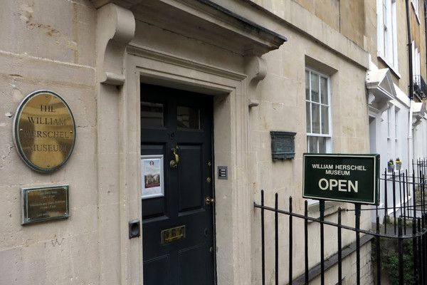 Vista de la entrada del Museo de Astronomía Herschel, en el New King Street de Bath.