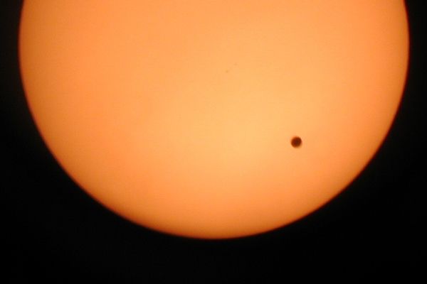 El planeta Venus transitando por delante del disco solar