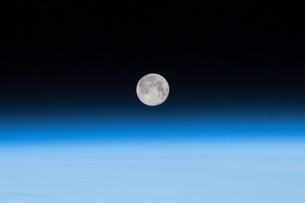 La Luna vista sobre la atmósfera de la Tierra, fotografiada desde la ISS