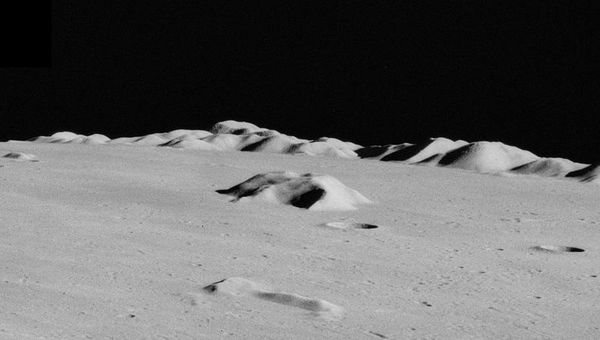 Montañas lunares: los Montes Alpes al fondo, los montes Pitón al centro