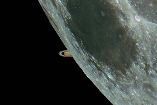 Ocultación del planeta Saturno por el disco lunar