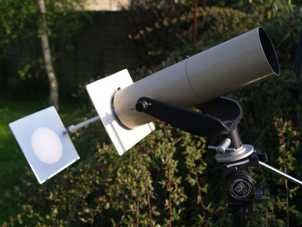 Telescopio proyectando el Sol en una cartulina