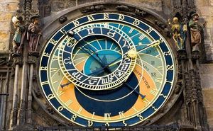 Consulta las efemérides astronómicas (foto del reloj astronómico de Praga)